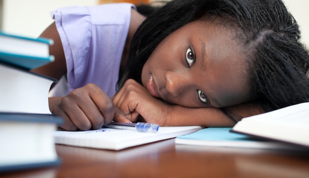 Donna esausta che riposa mentre studiava