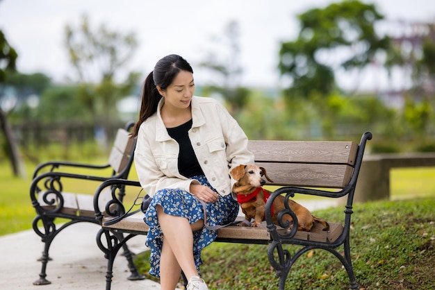 Donna esce con il suo cane dachshund al parco