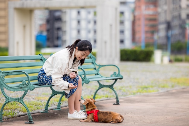 Donna esce con il suo cane dachshund al parco