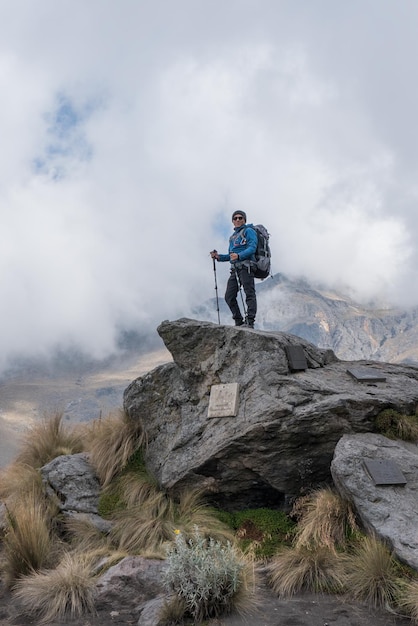 Donna escursionista in cima a una montagna