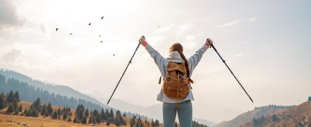 Donna escursionista in montagna