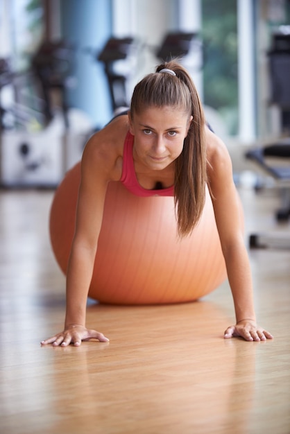 donna esercizio pilates in palestra fitness club