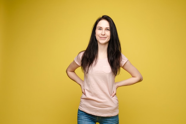 Donna esile che indossa camicia e jeans beige che stanno stabili