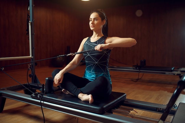 Donna esile in abbigliamento sportivo, allenamento pilates