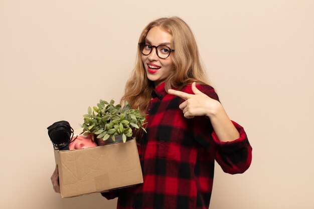 Donna espressiva in posa in studio