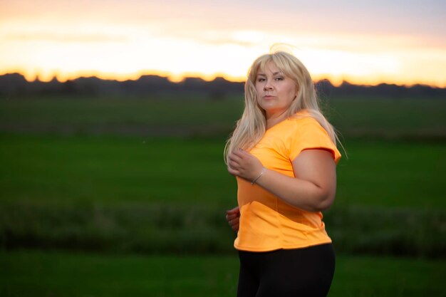 Donna europea di mezza età in sovrappeso in tuta da jogging che fa sport