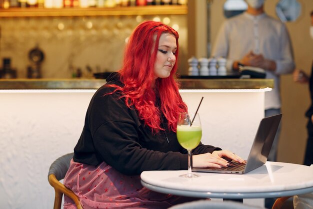 Donna europea plus size in panchina con laptop all'interno