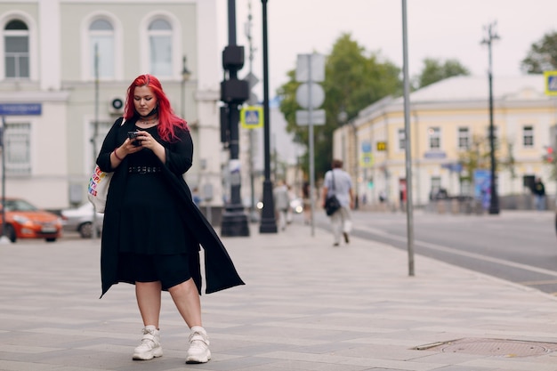 Donna europea taglie forti. Giovane ragazza positiva per il corpo dai capelli rosa rossi