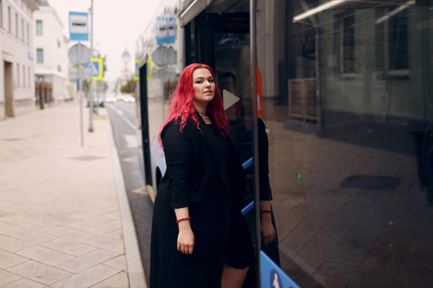 Donna europea taglie forti Giovane ragazza positiva per il corpo dai capelli rosa rossi