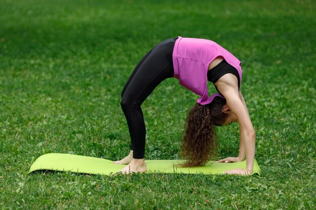 Donna facendo esercizi di stretching