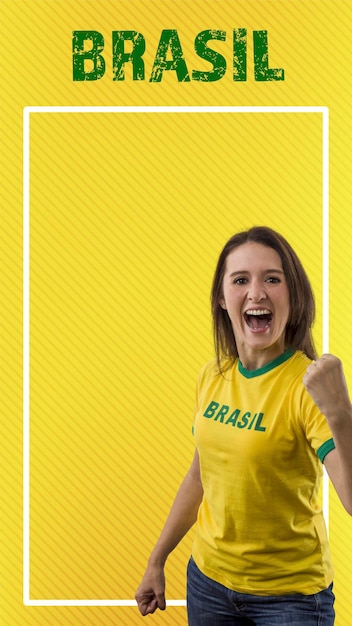 Donna fan brasiliana che celebra su uno sfondo giallo