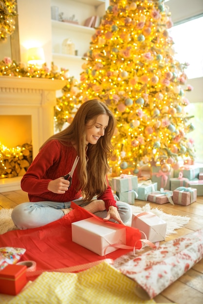 Donna felice a casa durante il Natale