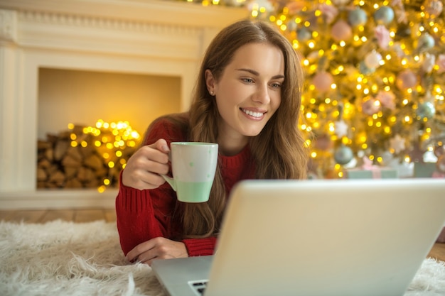 Donna felice a casa durante il Natale