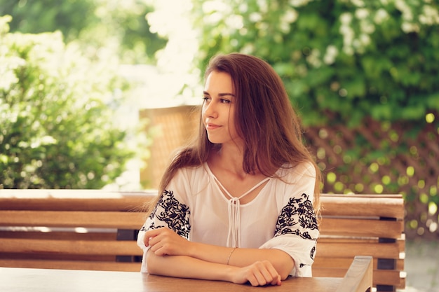 Donna felice al caffè all&#39;aperto