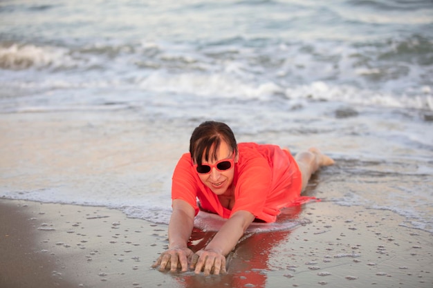 Donna felice al mareRitratto di una donna anziana che fa il bagno nel mare