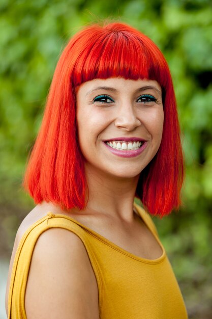 Donna felice capelli rossi in un parco