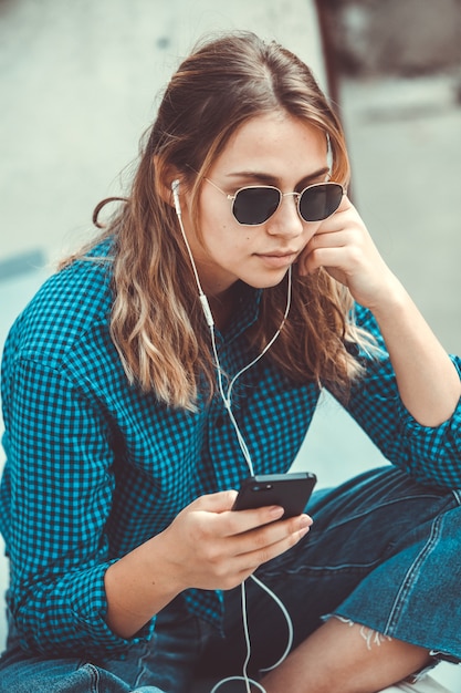 Donna felice che ascolta musica con gli auricolari ear