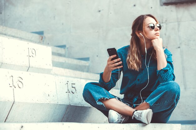 Donna felice che ascolta musica con gli auricolari ear