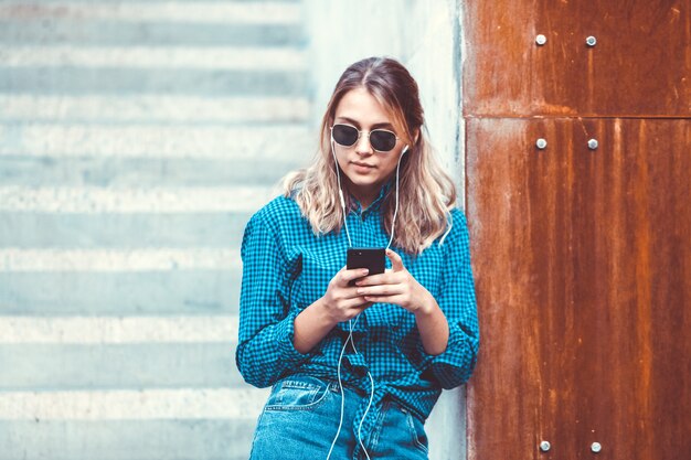 Donna felice che ascolta musica con gli auricolari ear