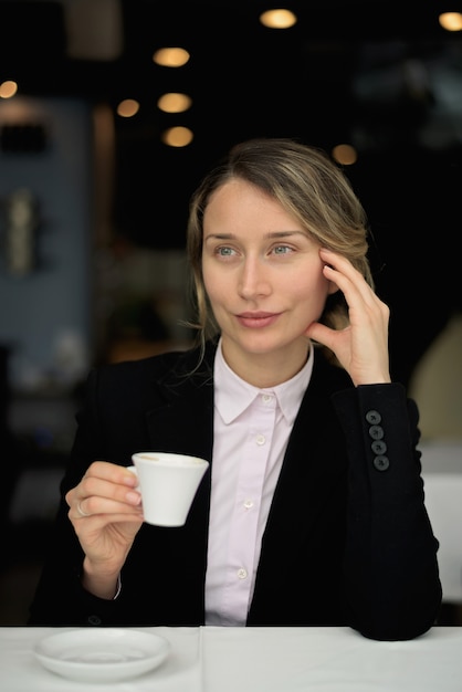 Donna felice che beve caffè