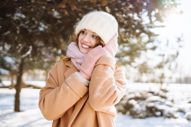 Donna felice che cammina nella giornata invernale innevata all'aperto Concetto di viaggio di riposo per le vacanze di moda invernale