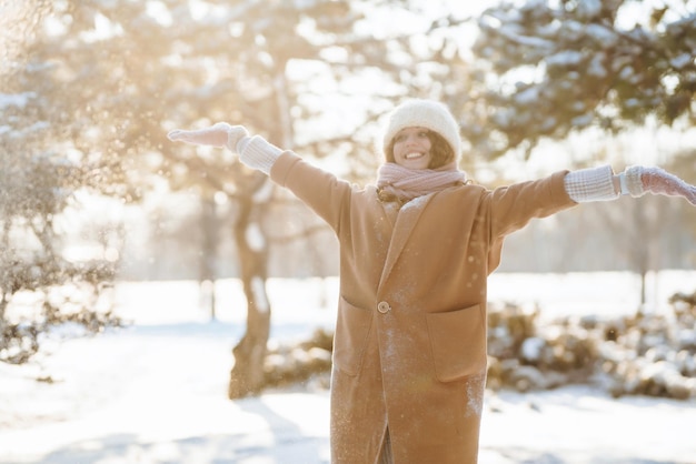 Donna felice che cammina nella giornata invernale innevata all'aperto Concetto di viaggio di riposo per le vacanze di moda invernale