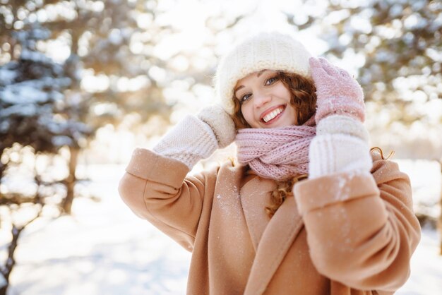 Donna felice che cammina nella giornata invernale innevata all'aperto Concetto di viaggio di riposo per le vacanze di moda invernale