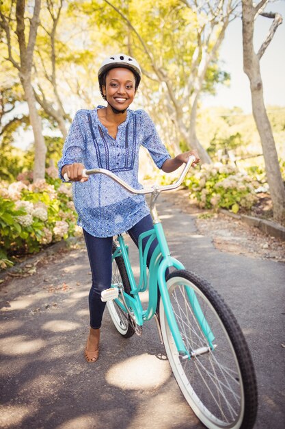 Donna felice che fa bicicletta