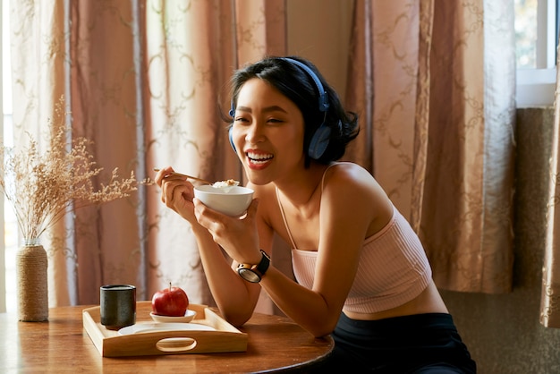 Donna felice che mangia prima colazione