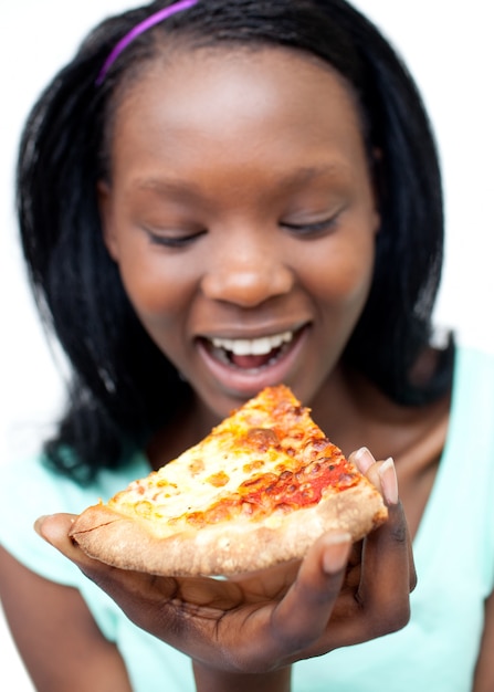 Donna felice che mangia una pizza