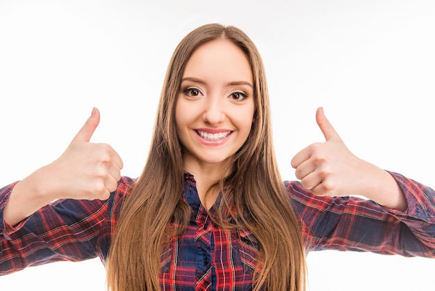 Donna felice che mostra i pollici in su e sorridente