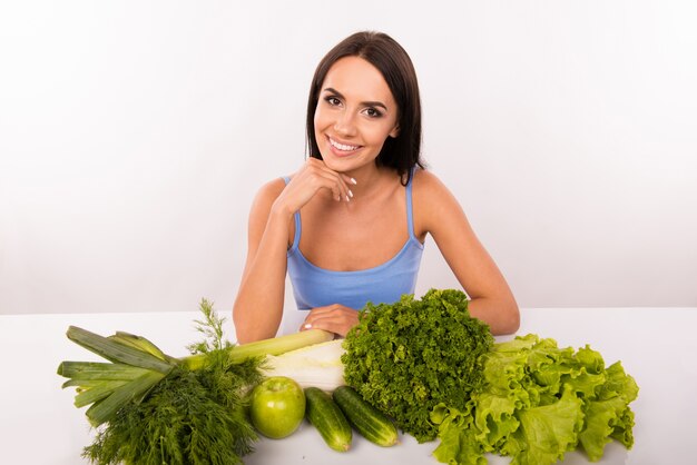 Donna felice che mostra uno stile di vita sano vegetariano