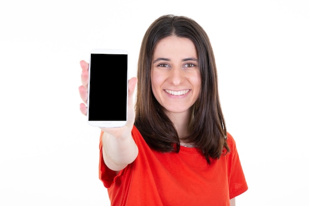 Donna felice che porge il cellulare in mano con lo schermo vuoto in bianco nero