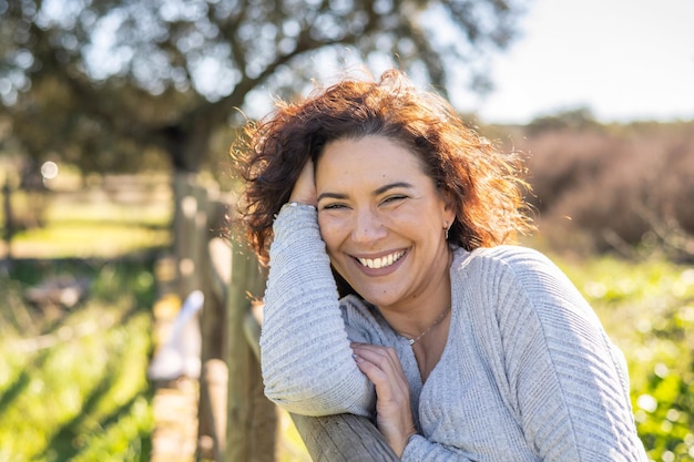 Donna Felice Che Sorride Alla Telecamera In Un Campo In Una Giornata Di Sole Primaverile