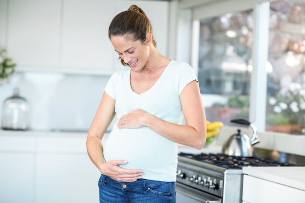 Donna felice che sta nella cucina