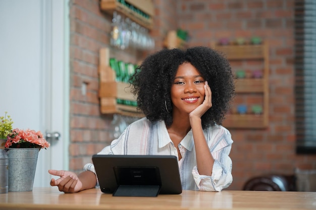 Donna felice che tiene la carta di credito per fare shopping online sul computer e sorridente