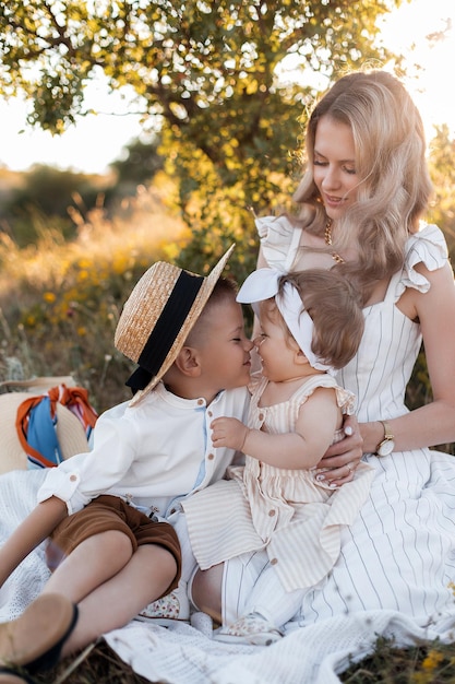 donna felice con bambino all'aperto