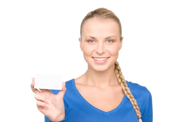 donna felice con biglietto da visita su muro bianco
