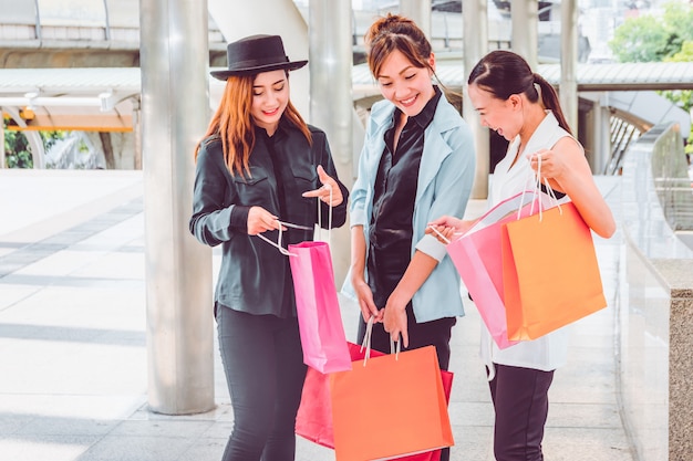 Donna felice con i sacchetti della spesa che gode nello shopping. donne che acquistano, concetto di stile di vita