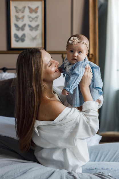 donna felice con il bambino