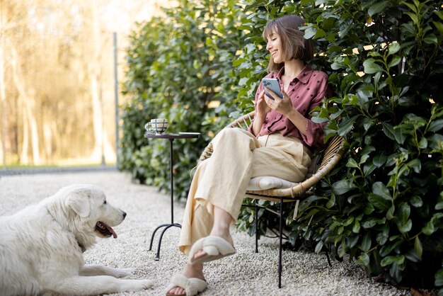 Donna felice con il suo cane al cortile