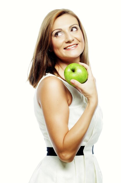 Donna felice con la mela verde isolata su bianco