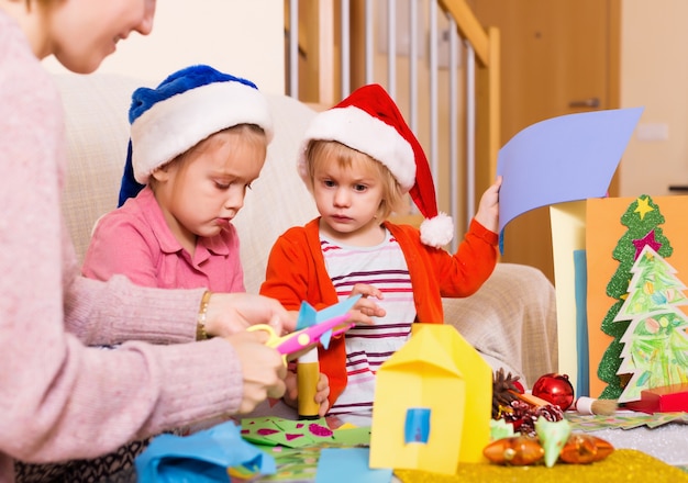 Donna felice con le ragazze che si preparano per il Natale