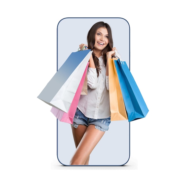 Donna felice con molte borse della spesa nello smartphone