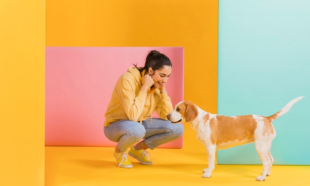 Donna felice con un cane carino