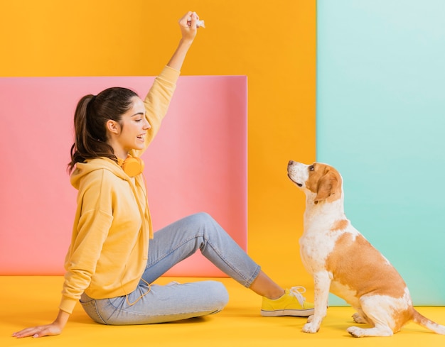 Donna felice con un cane carino