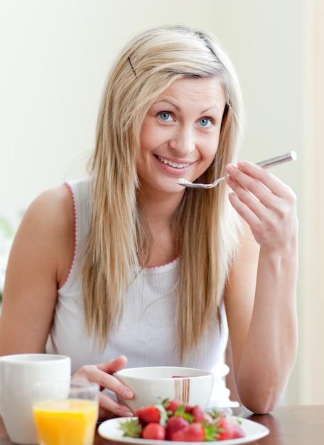 Donna felice con una sana colazione