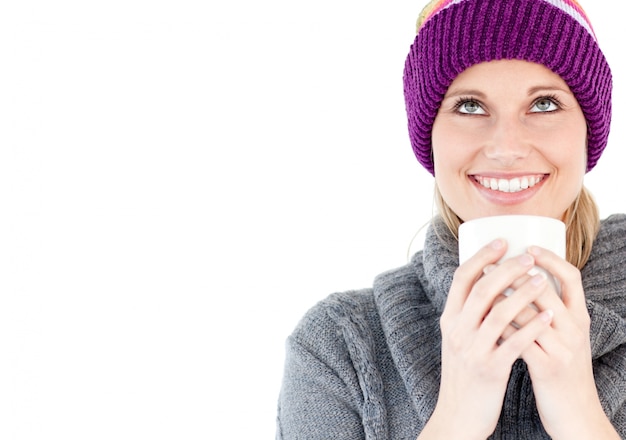 Donna felice contro fondo bianco che tiene una tazza