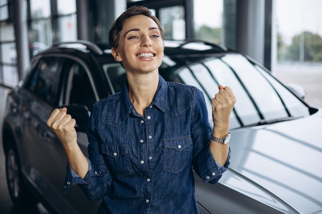 Donna felice di acquistare una nuova auto