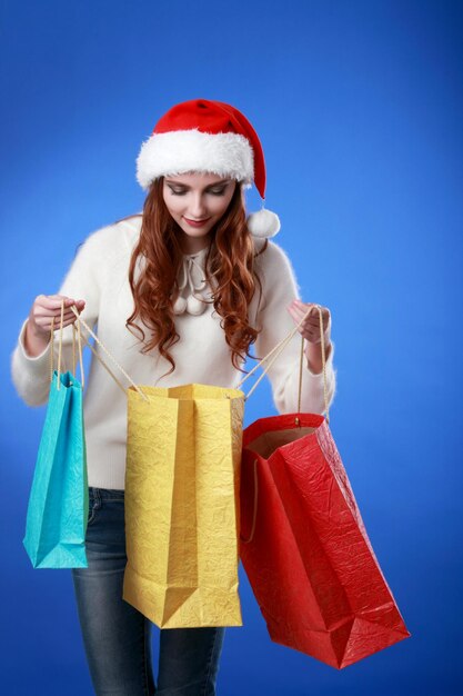 Donna felice di modo con le borse della spesa Vendite Regali di Natale Ragazza della spesa di Natale